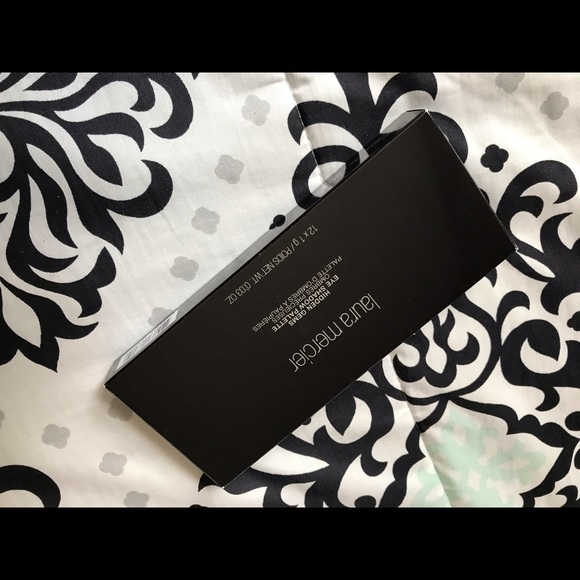 Laura Mercier Hidden Gems eyeshadow palette - Picture 2 of 3